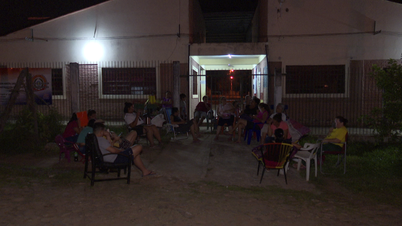 Hacen Vigilia Frente A Escuela Para Inscribir A Sus Hijos Unicanal