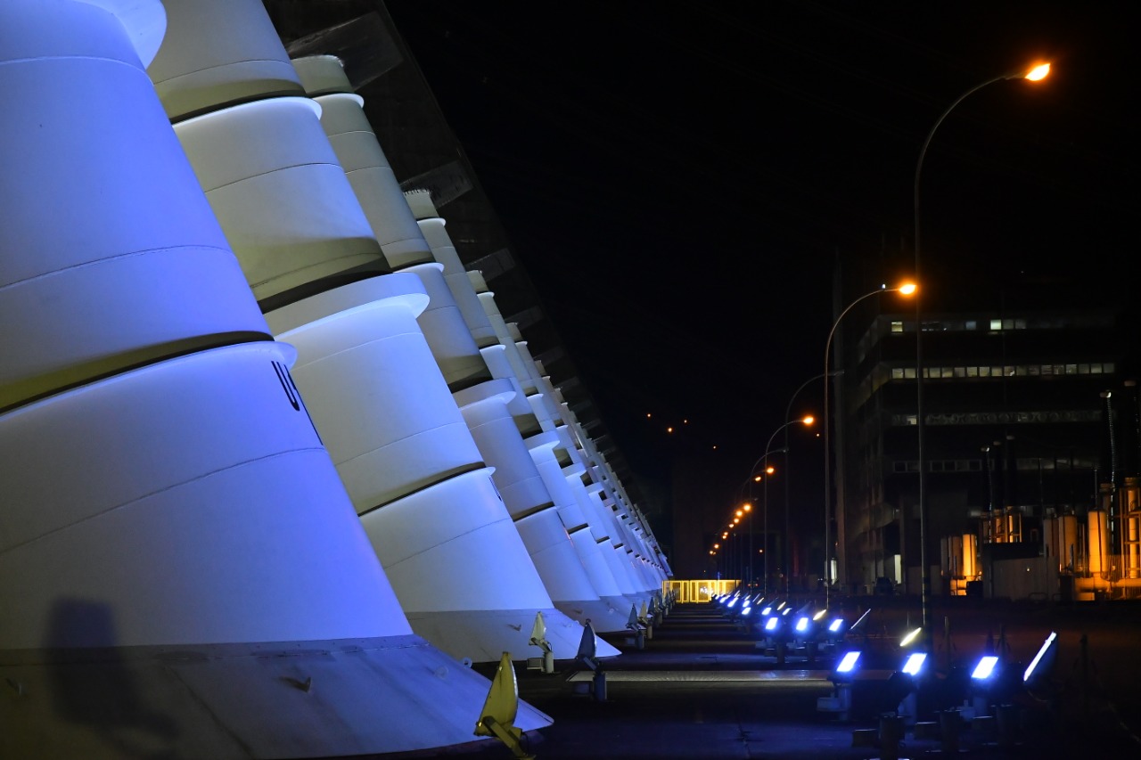 Varios edificios, como la Itaipú, utilizan el color azul en sus luces durante noviembre. Foto: Itaipú