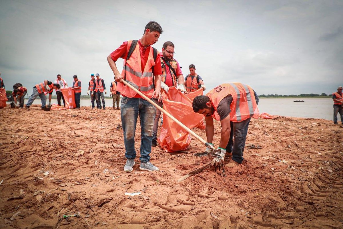Cuadrillas se encuentran limpiando el Río Paraguay. Foto: Presidencia