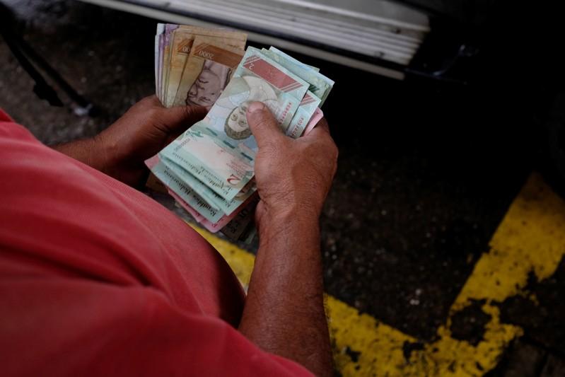 Un dólar cuesta 24.228,33 bolívares. Foto: Reuters