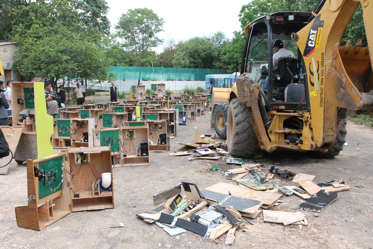 Cerca de 100 tragamonedas fueron destruidos. Foto: Municipalidad de Asunción