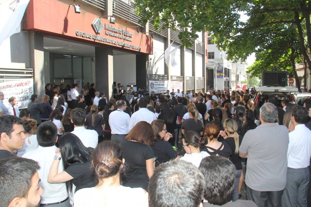 Funcionarios se juntaron frente a la sede de la Fiscalía General. Foto: Fiscalía
