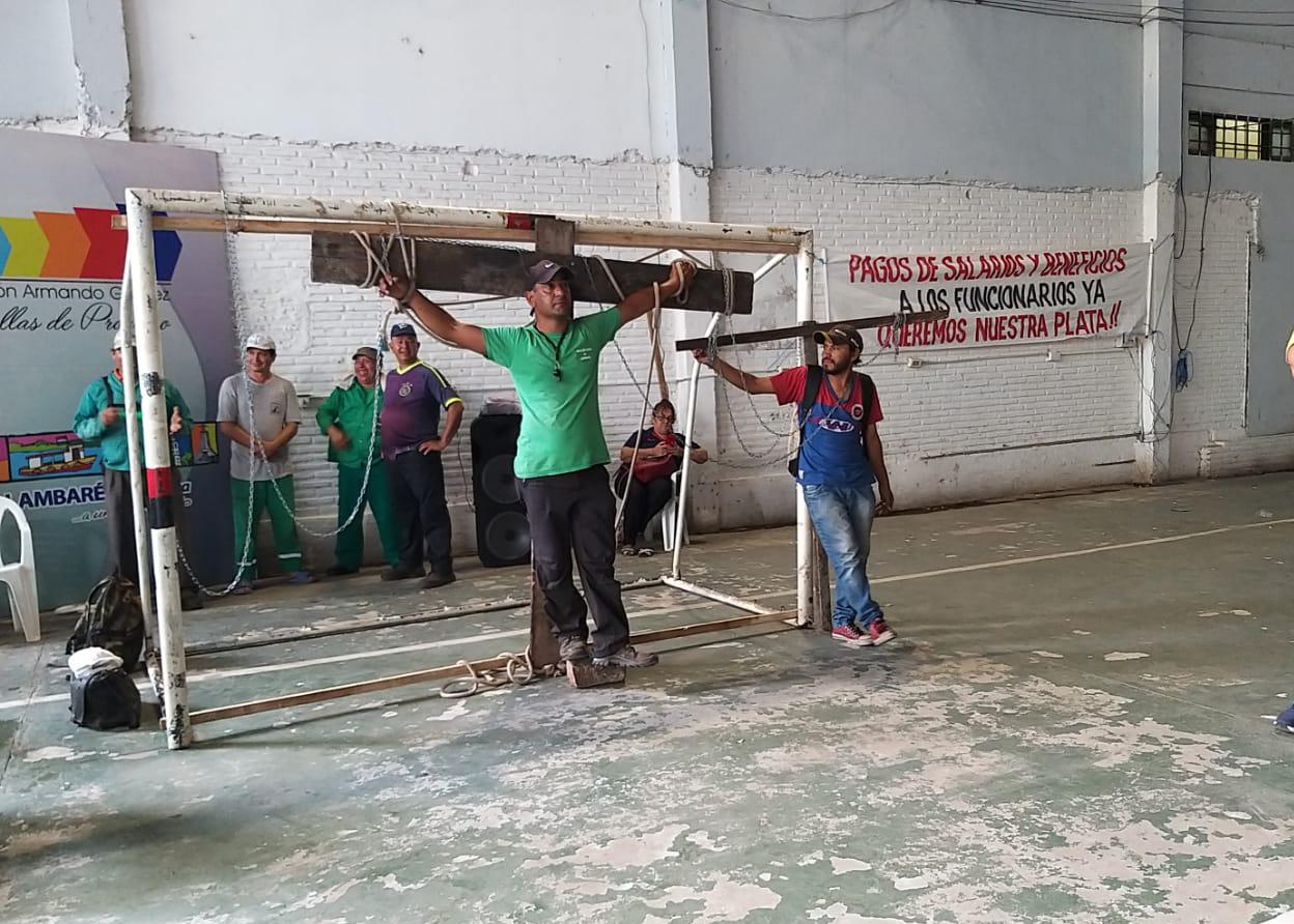 Funcionarios de la comuna siguen en huelga. Algunos de ellos decidieron recurrir a la crucificción y la huelga de hambre como medida de fuerza.