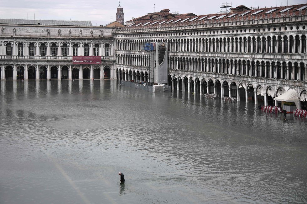 Las aguas inundaron la famosa Plaza de San Marcos. Foto: Marco Bertorello/AFP