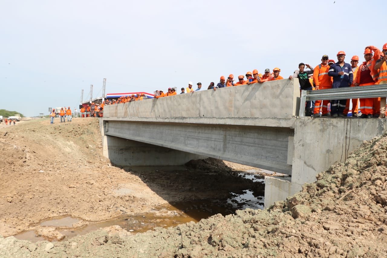 El puente de 25 metros es el primer puente de hormigón de Alto Paraguay. Foto: MOPC