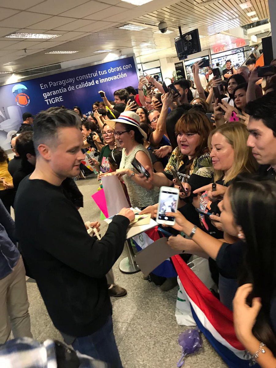 El grupo fue recibido por sus fans en el aeropuerto. Foto: G5pro