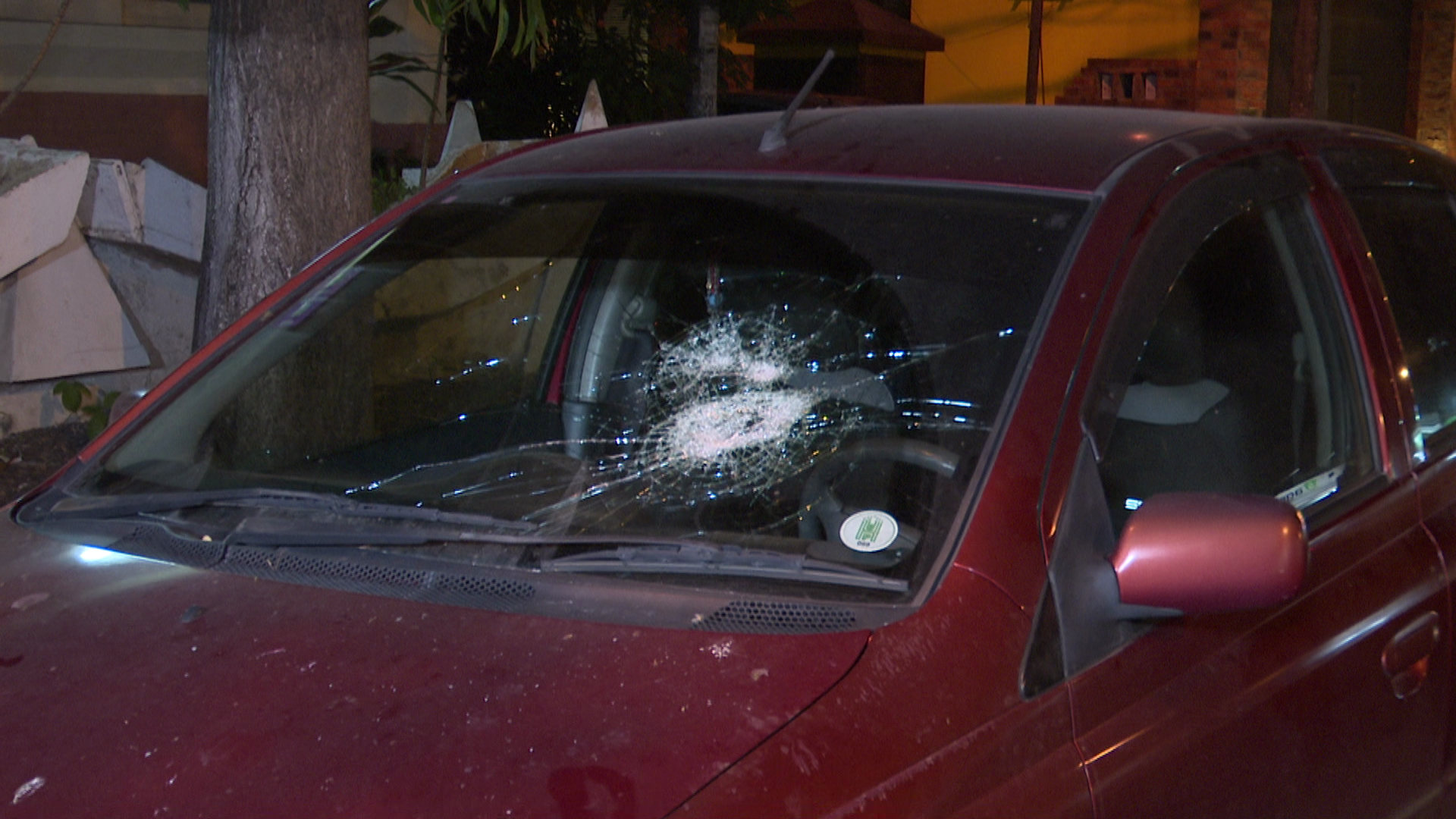 El parabrisas de un vehículo resultó roto tras recibir una pedrada del hombre. Las ocupantes realizaron la denuncia en la comisaría cercana.