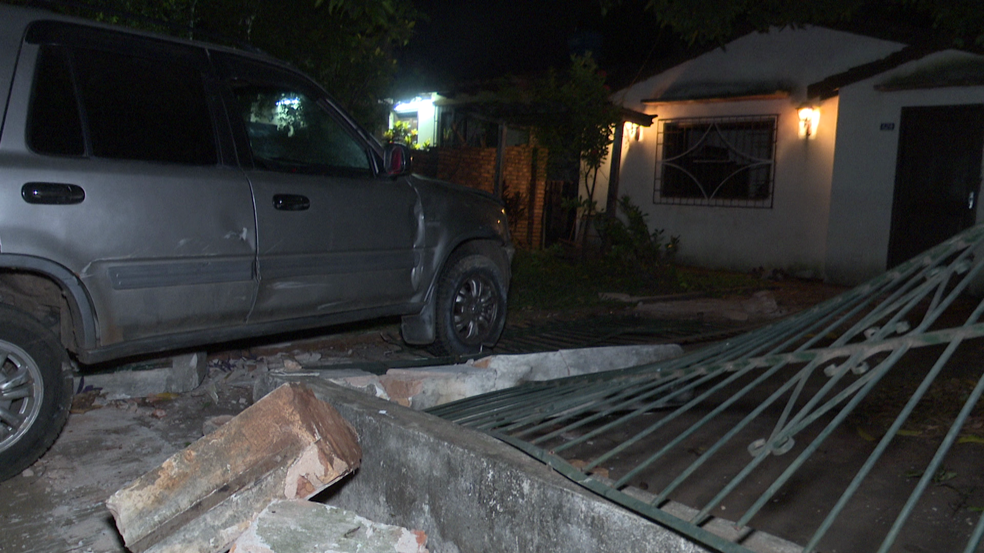 El vehículo destruyó la muralla y las rejas y quedó a centímetros de la vivienda de su vecino.