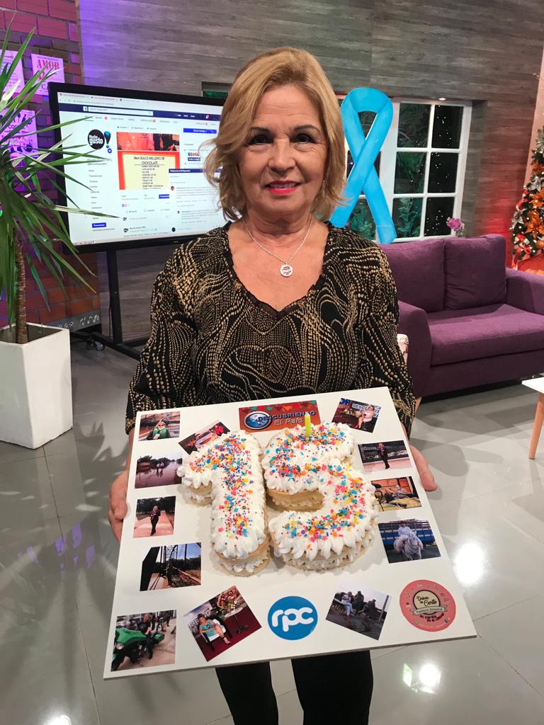 Blanca Marín con su torta por los 15 años de Descubriendo El País.