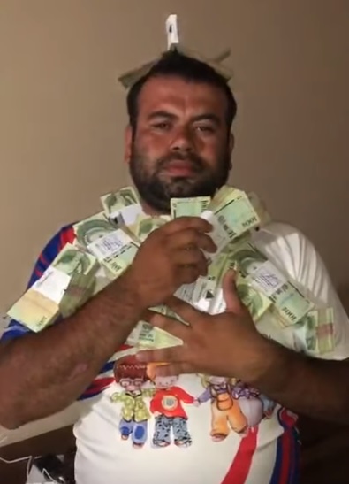 El hombre se mostraba en un video cubierto con fajos de dinero. Foto: Captura de pantalla