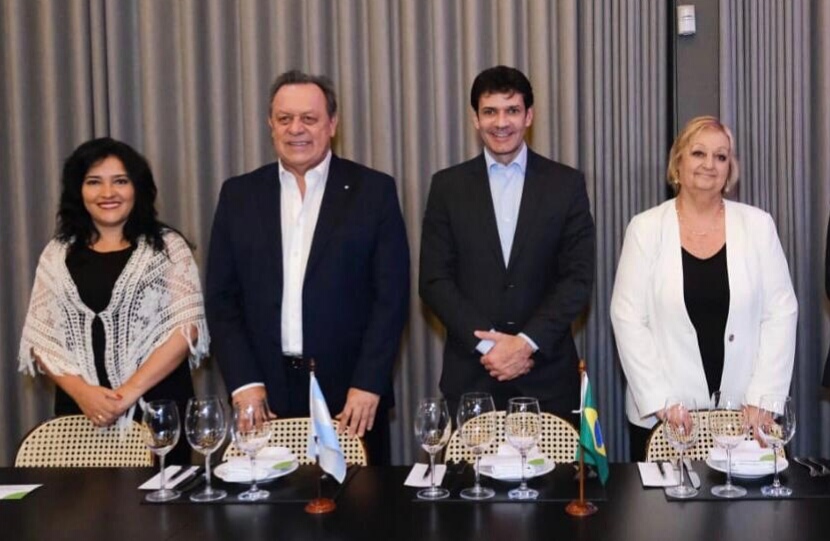 Los ministros de turismo firmaron el acuerdo. Foto: Senatur