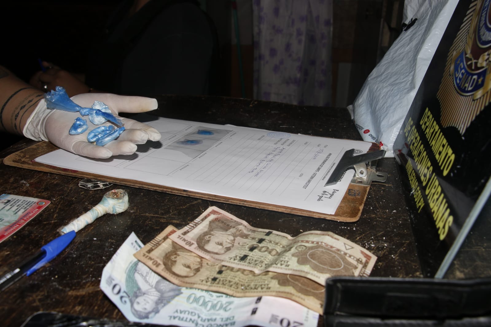 Agentes de la Senad incautaron 6.7 gramos de cocaína y lograron detener a un presunto microtraficante. Foto: Senad