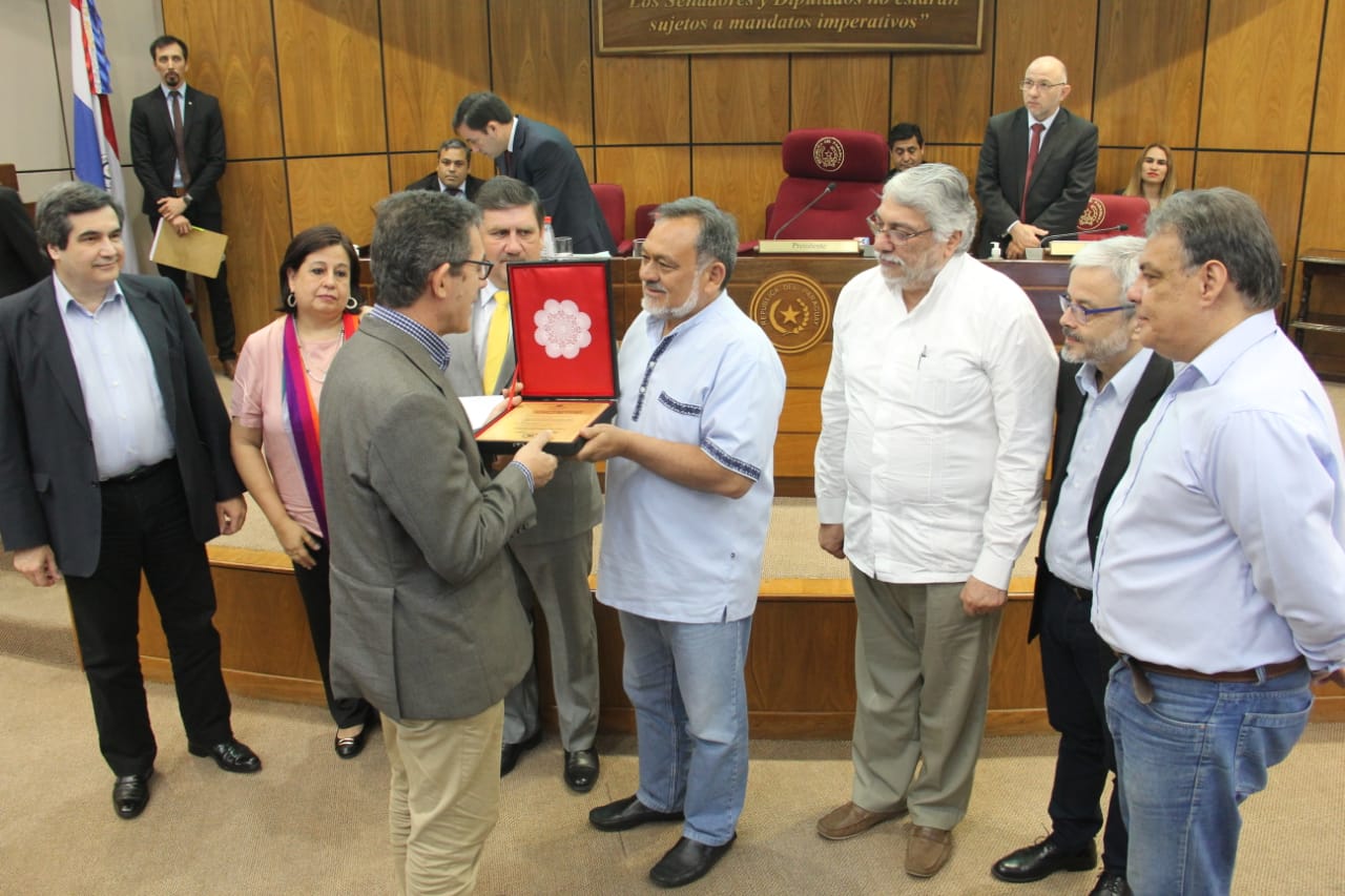 La Cámara de Senadores le entregó una distinción por su “invalorable aporte a la sociedad paraguaya y latinoamericana