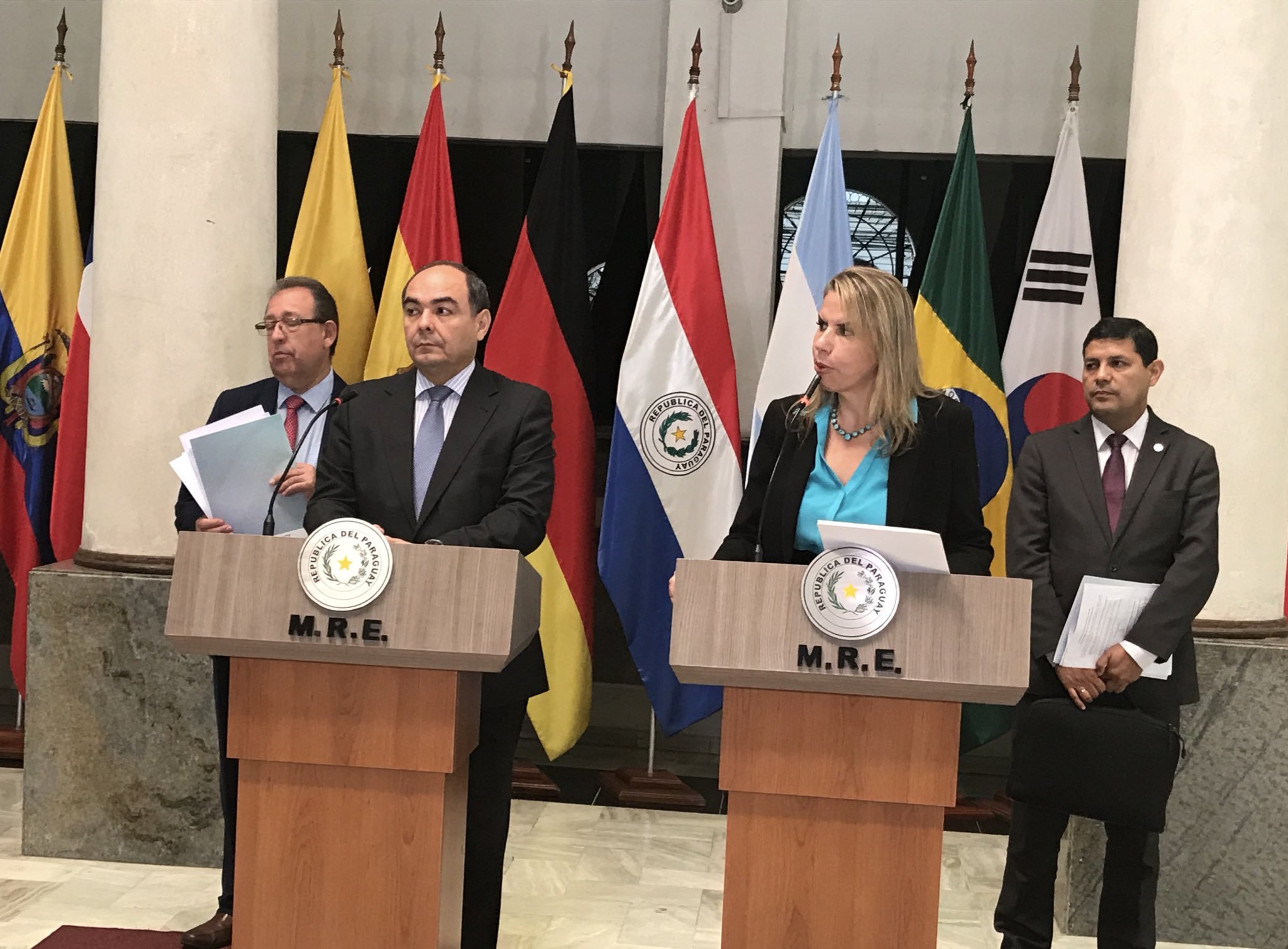El ministro de Relaciones Exteriores, Antonio Rivas y la ministra de Industria y Comercio, Liz Cramer anunciaron la firma de un compromiso con miras a un acuerdo automotriz entre Paraguay y Brasil. Foto: @mreparaguay