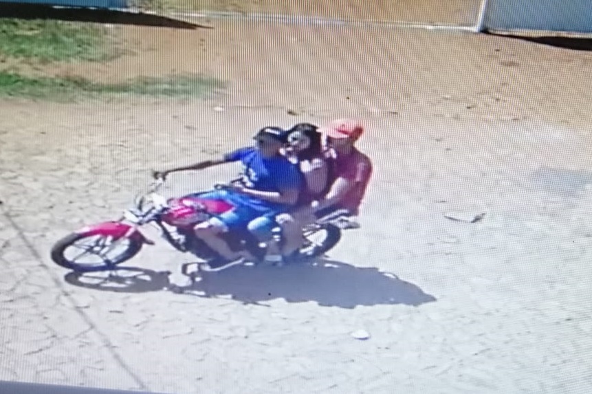 Imágenes de circuito cerrado muestran que son tres jóvenes, los responsables del robo de la motocicleta. Foto: Captura de video