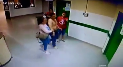 Imágenes de circuito cerrado muestran el momento en que el presunto asaltante llegó hasta el Hospital Regional de Luque, acompañado por una mujer. Foto: Captura de video