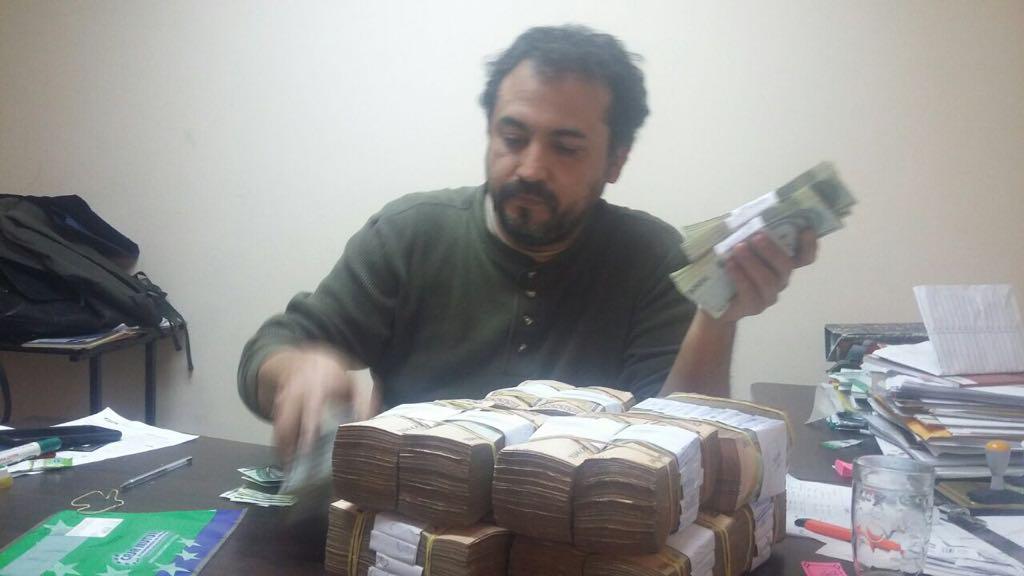 Víctor Ocampo fue fotografiado con un fajo de dinero, supuestamente producto de la recaudación paralela. Foto: Gentileza