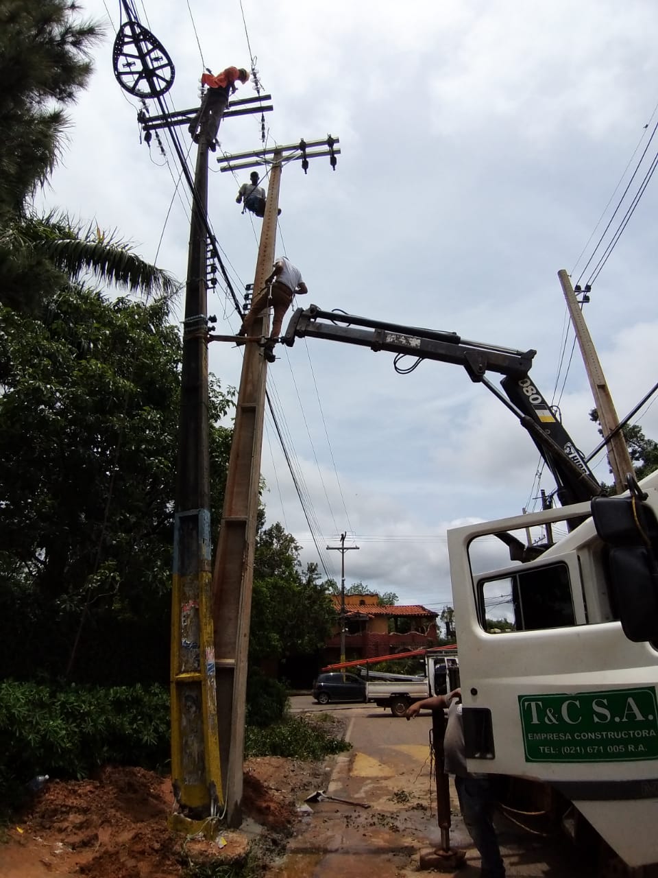 Funcionarios de la ANDE se encuentran abocados a las tareas de restablecimiento del servicio de energía eléctrica. Foto: @ANDEOficial