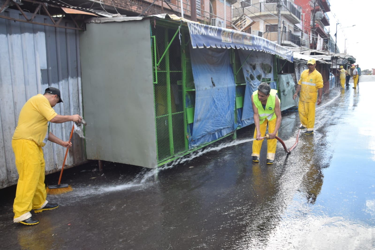 Unos 660 funcionarios de Aseo Urbano realizaron las tareas de limpieza en el marco del Operativo de Fin de Año. Foto: @AsuDsu