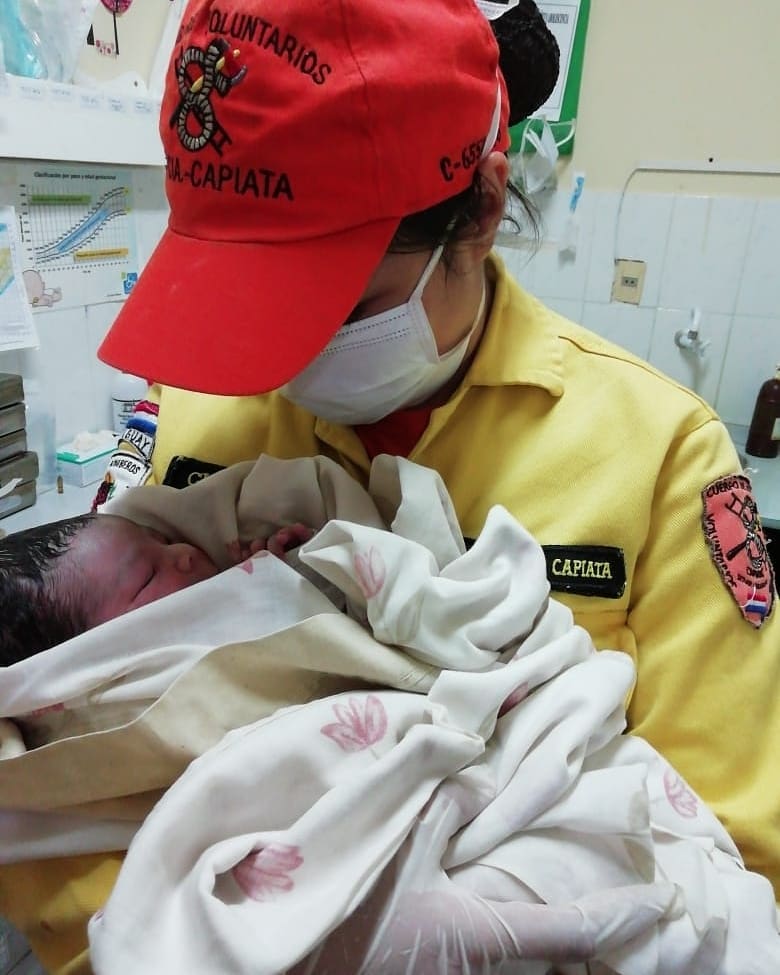 Bomberos Voluntarios de Capiatá ayudaron a traer a luz a un pequeño. Foto: Emergencias 132