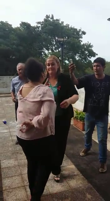 Esther Roa (Comisión Escrache) y una adherente del diputado Ulises Quintana protagonizaron incidentes en el Palacio de Justicia. Foto: Captura de pantalla