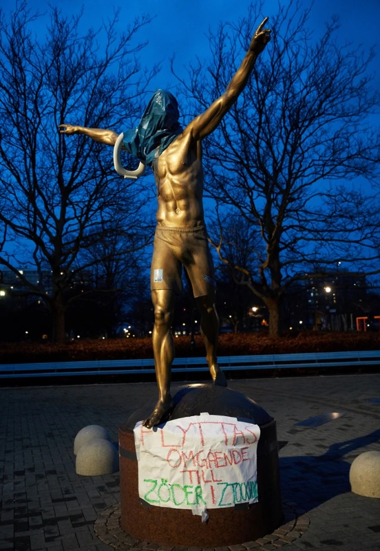 Hinchas del Malmö atacaron la residencia y estatua de Zlatan en Suecia. Foto: Reuters