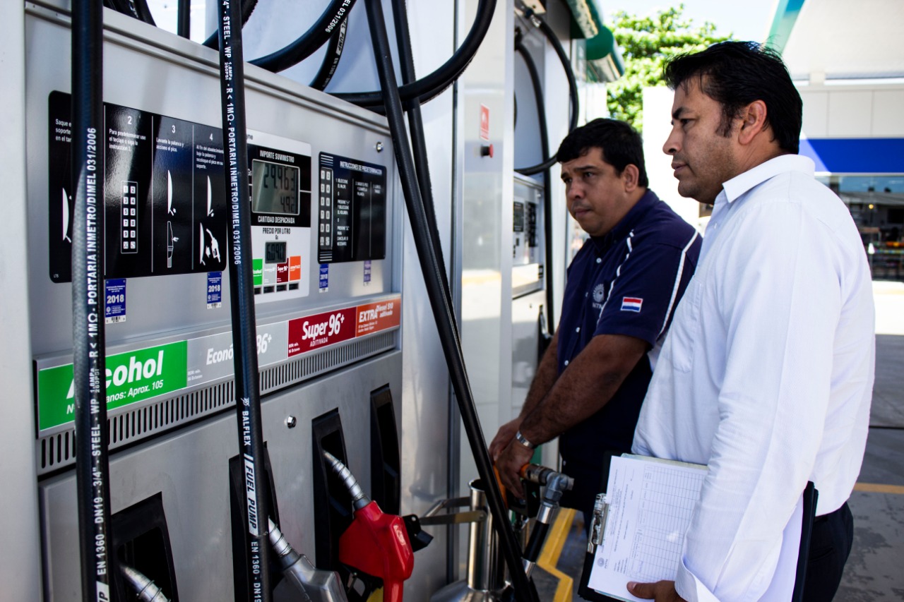 Advierten que el decreto firmado por el Ejecutivo significaría un aumento en los combustibles. Foto: Agencia IP