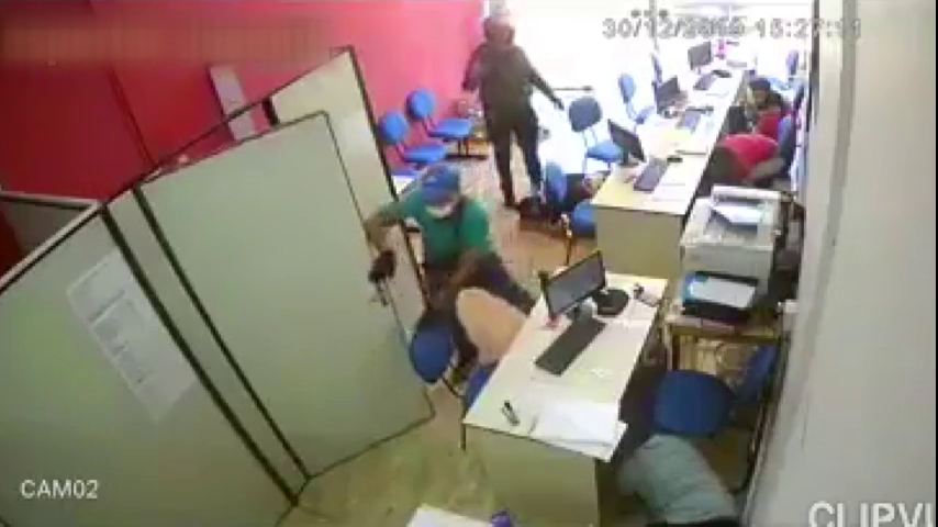 Los delincuentes ingresaron armados al local y con el rostro cubierto. Foto: Captura de video.