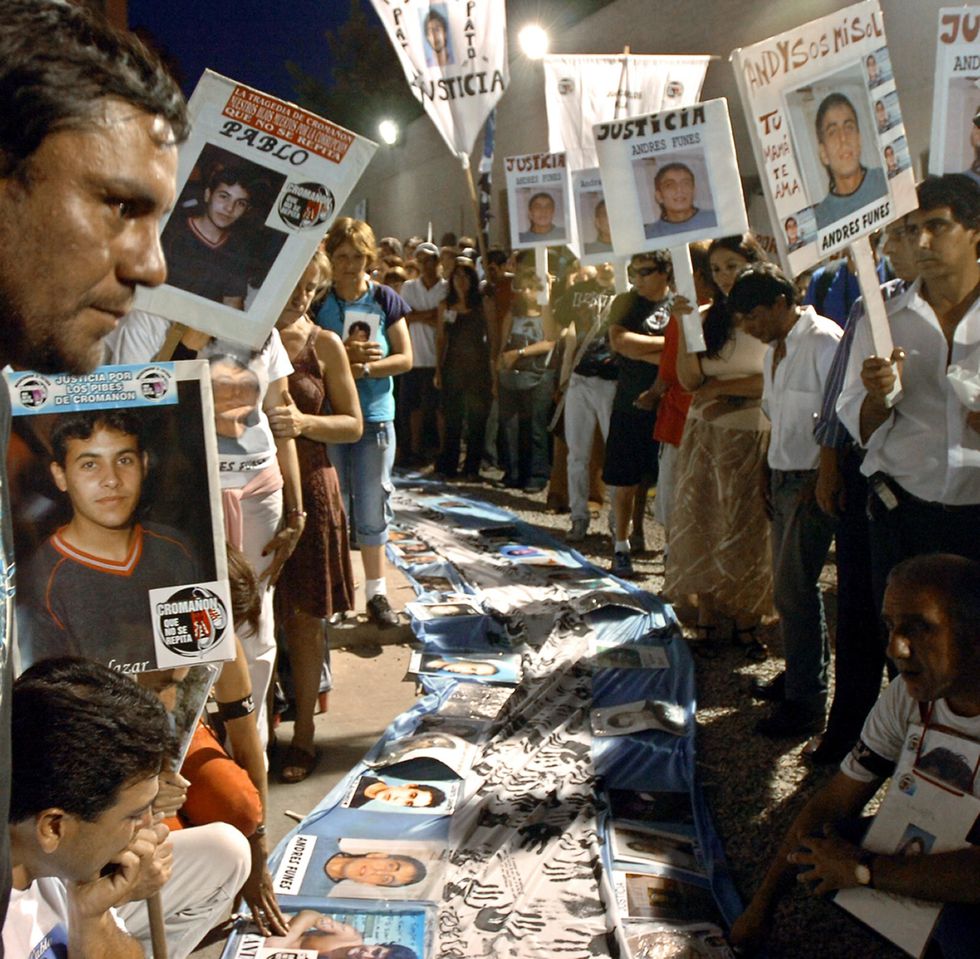 Familiares de fallecidos y sobrevivientes realizaron un colectivo para exigir justicia. Foto: AFP