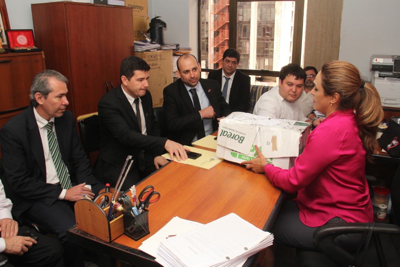 La fiscala del caso se reunió con los auditores de la contralaría. Foto: Fiscalía