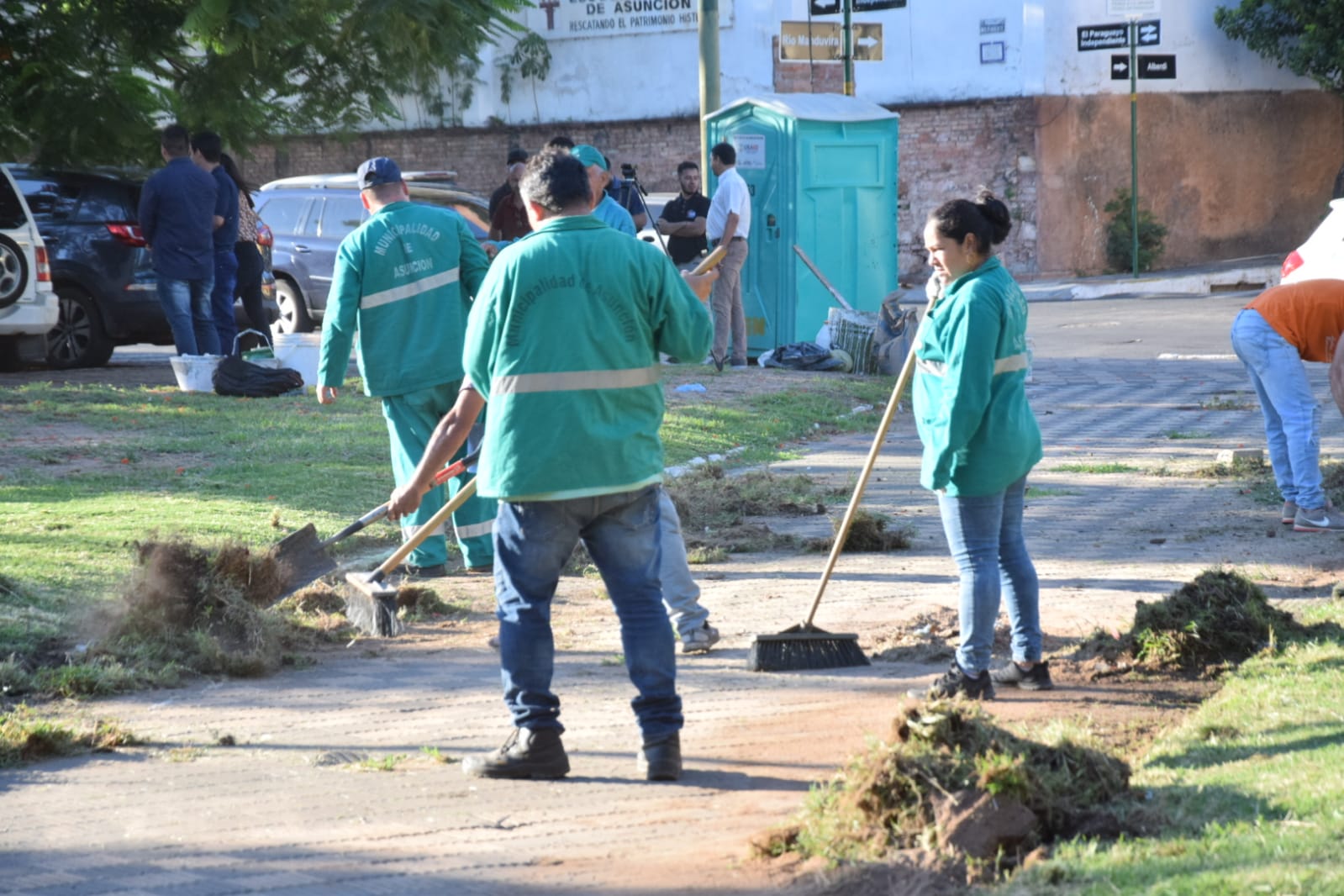 Unos 150 funcionarios municipales realizan tareas de limpieza y mantenimiento de plazas del Congreso. Foto: Municipalidad de Asunción.