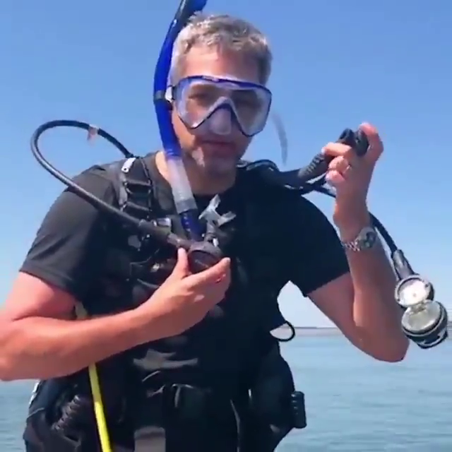 El presidente Mario Abdo durante su tutorial de buceo. Foto: Captura de video