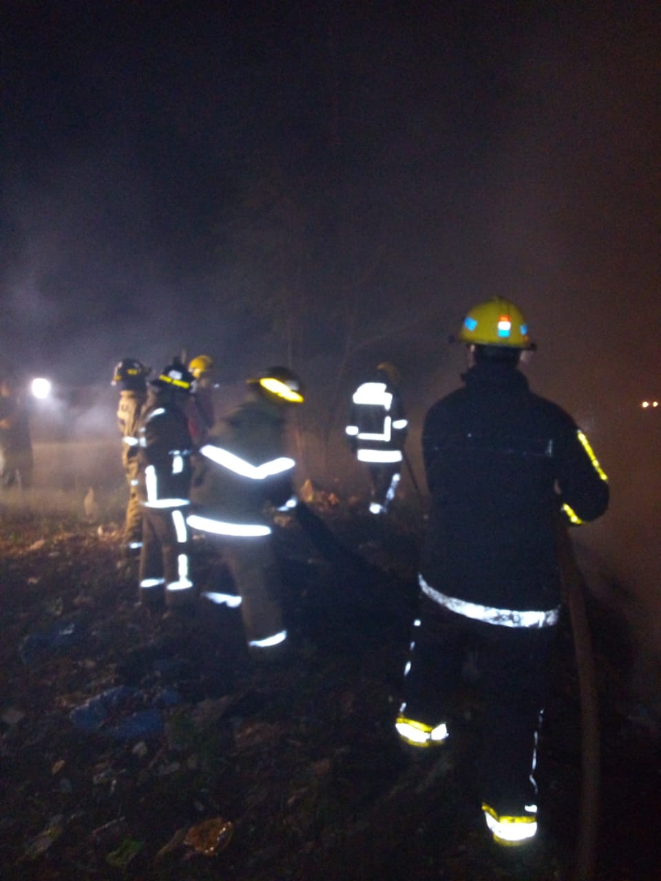 Tres compañías de bomberos debieron trabajar para extinguir el fuego. Foto: Gentileza