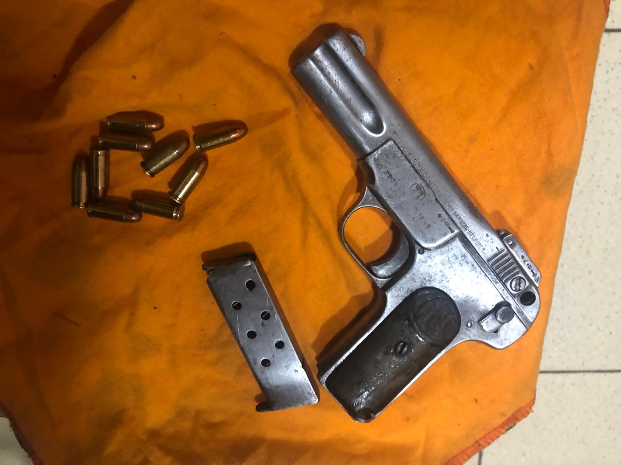 El arma incautada es una pistola de calibre 32 marca Browhin con 9 municiones. Foto: MInisterio de Justicia.