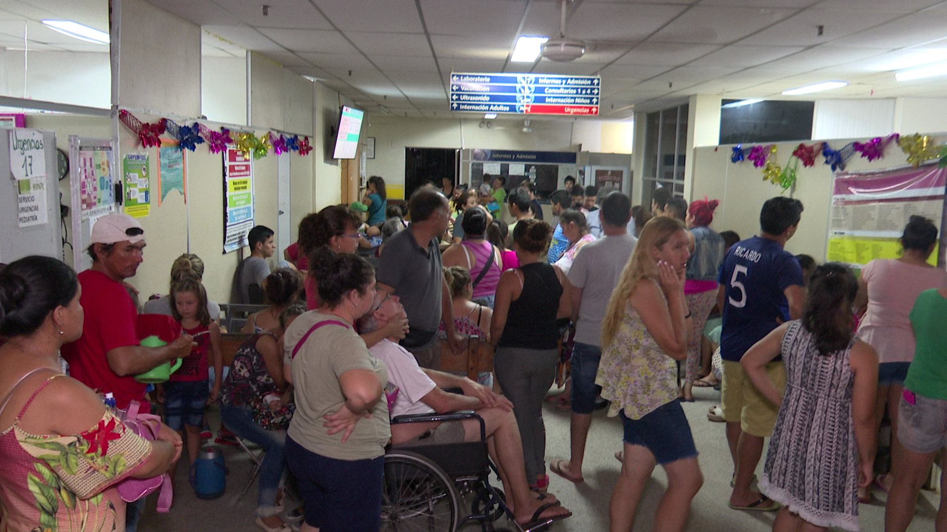 Una gran cantidad de personas con cuadros febriles aguardaba por horas ser atendida en el Hospital de Villa Elisa.