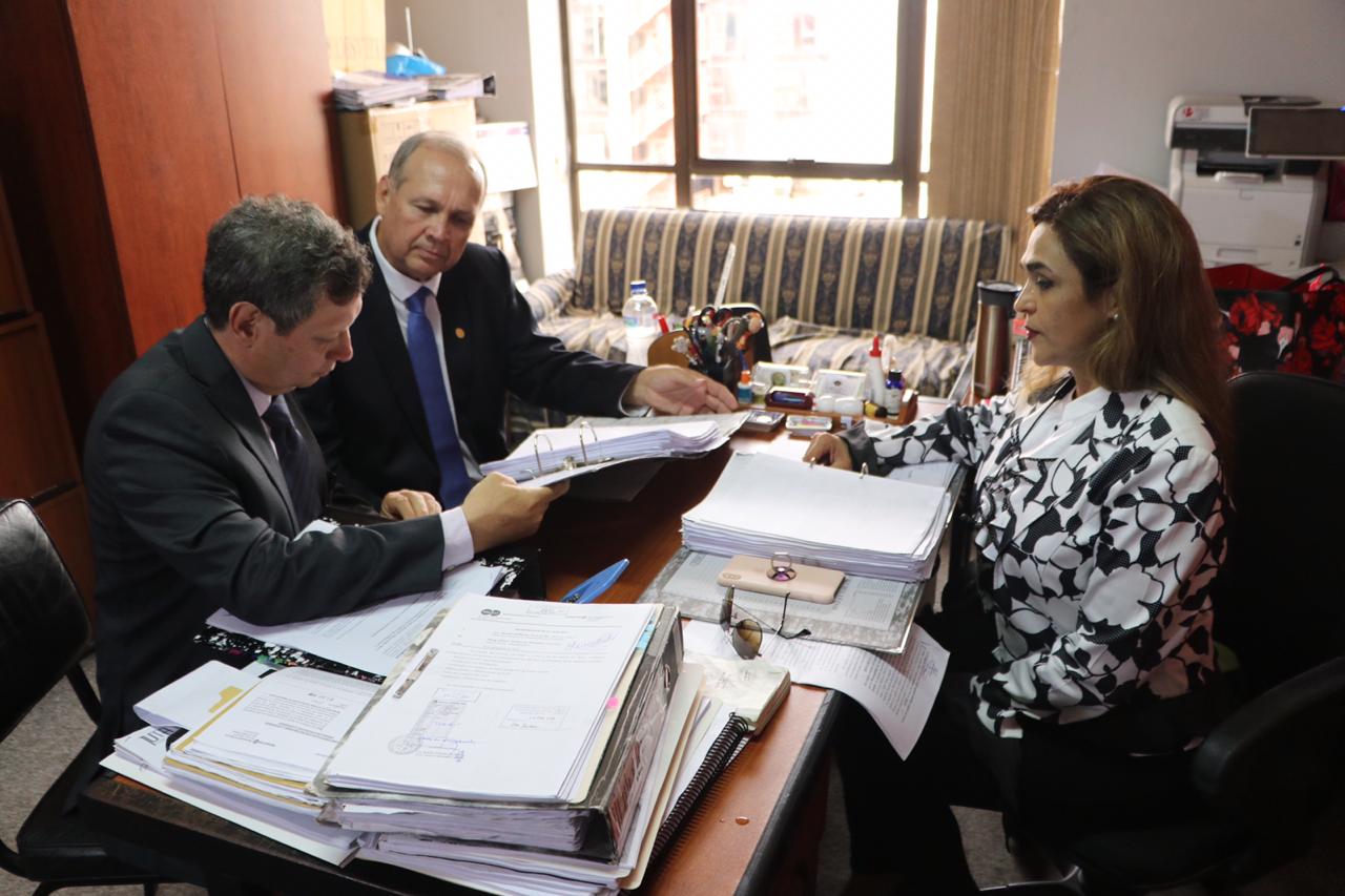 Mario Ferreiro junto a su abogado Guillermo Ferreiro ante la fiscala Stella Mary Cano. Foto: Ministerio Público.