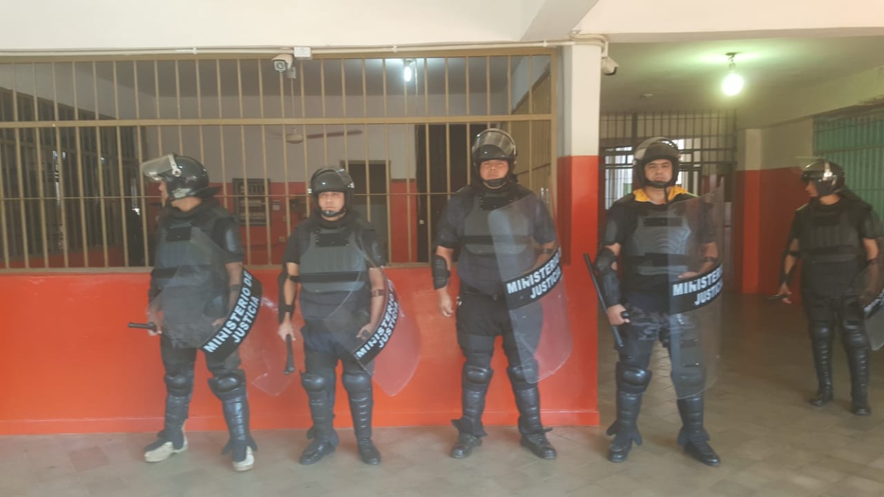 La policía antimotines tuvo que intervenir en el lugar. Foto: M. Justicia