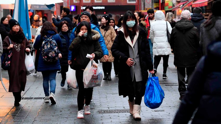 Ante el brote de coronavirus en China, se han reforzado los controles en nuestro país. Foto: EFE/EPA/FACUNDO ARRIZABALAGA
