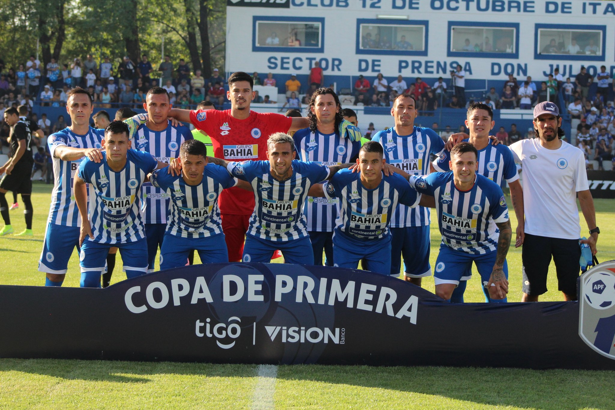 Plantel del 12 de octubre de Itauguá, previo al partido contra Libertad por la fecha 1 del Apertura. Foto: @CopaDePrimera