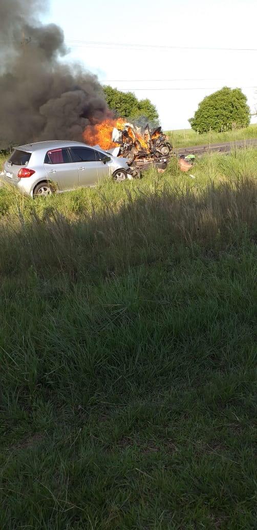 Uno de los vehículos quedó completamente incinerado. Foto: Gentileza