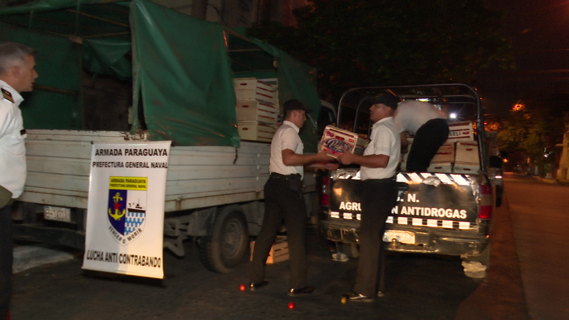 Tras el allanamiento, fue decomisado un cargamento de tomates y varios productos de origen dudoso.