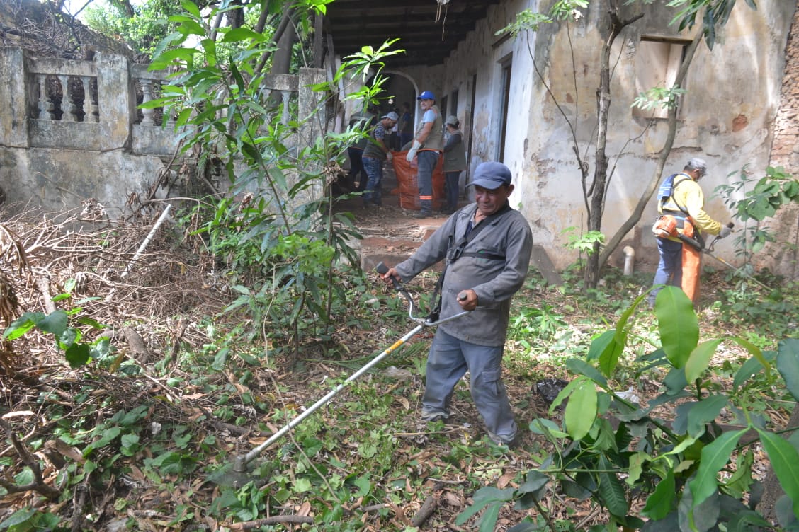 Varios trabajos de limpieza se vienen realizando en los patios baldíos. Foto: Municipalidad