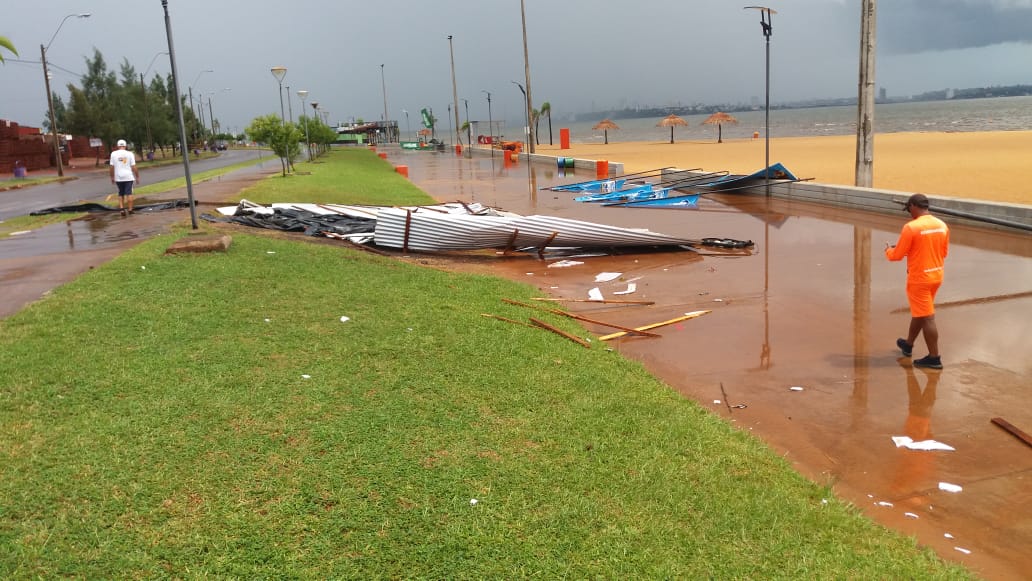 La tormenta dejó destrozos en Encarnación. Foto: Gentileza