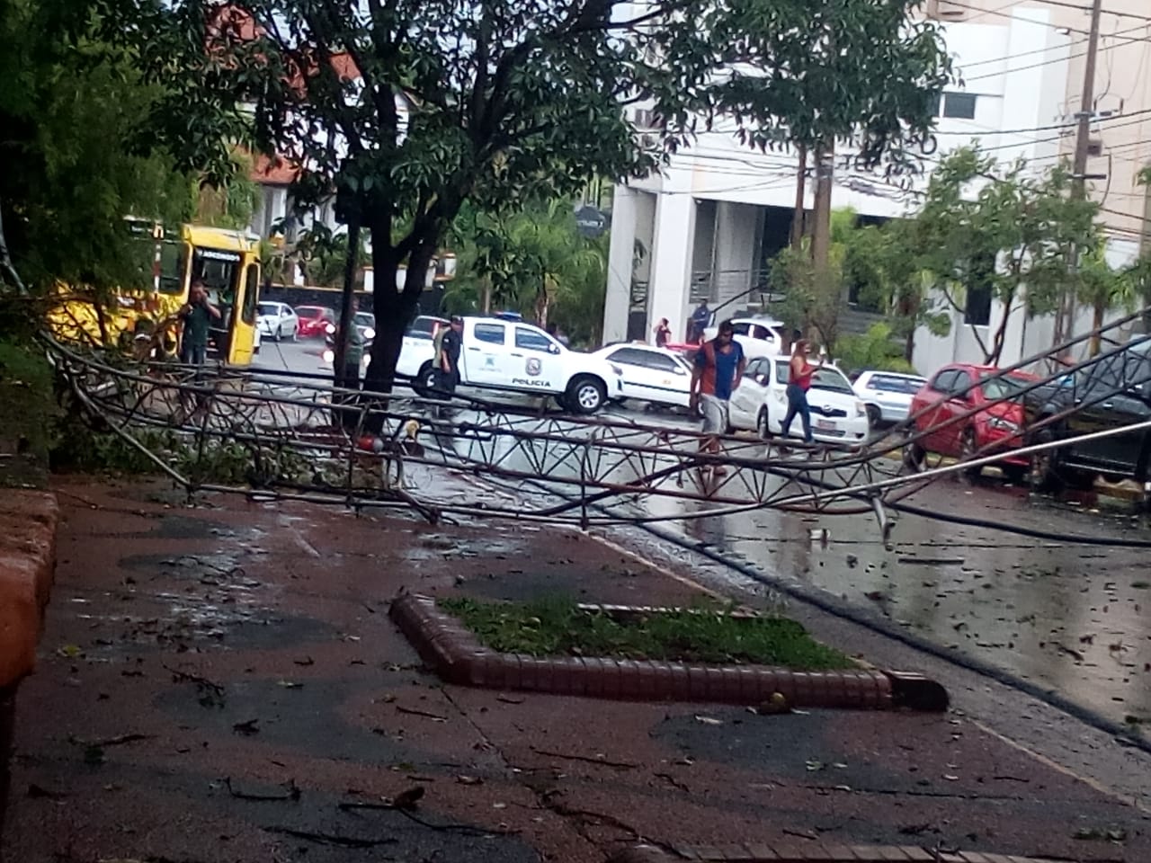 El temporal causó destrozos en Encarnación. Foto: Gentileza