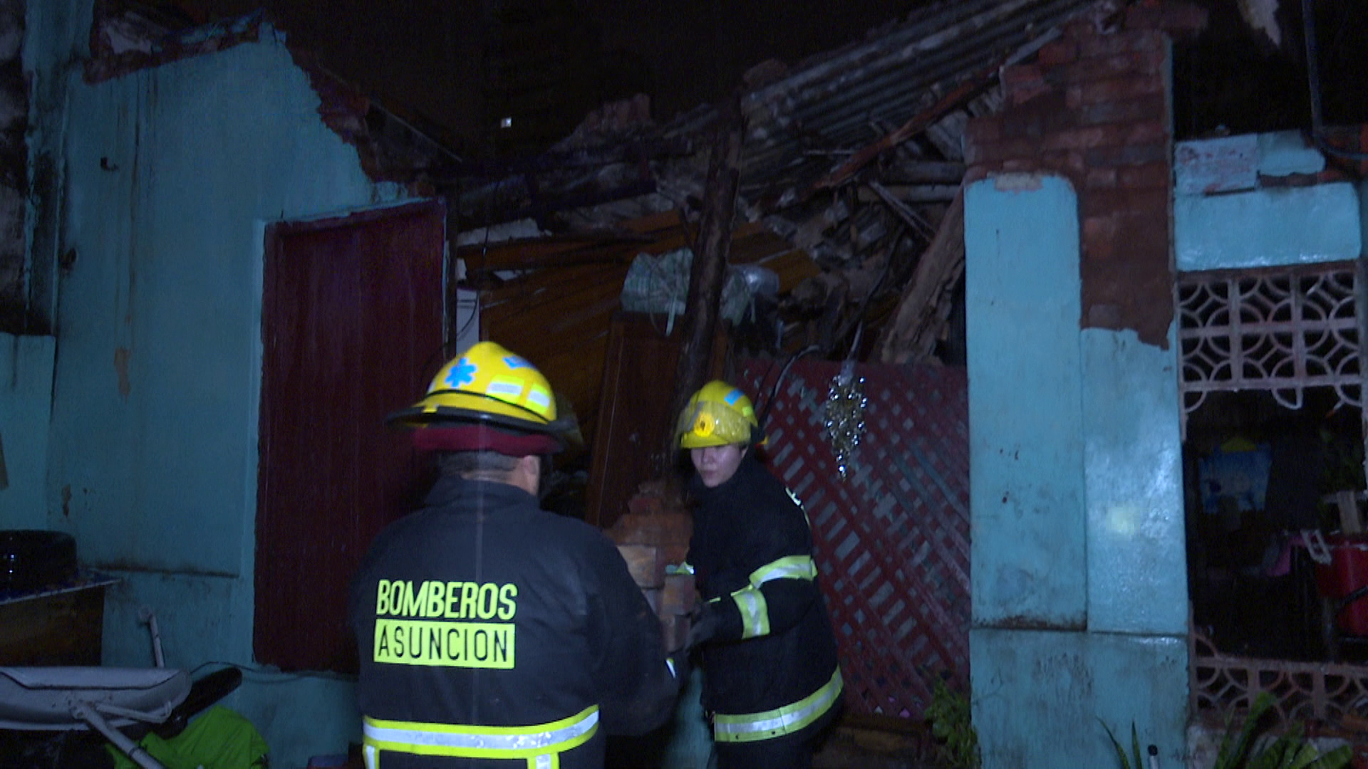 La mujer quedó atrapada entre los escombros por varios minutos.