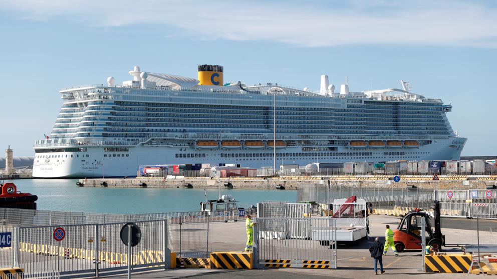 El barco se encuentra varado en el puerto de Civitavecchia, Italia. Foto: (GUGLIELMO MANGIAPANE / Reuters)