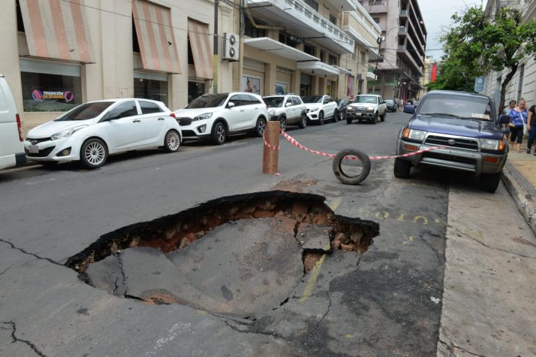 Bache aparecido en Independencia Nacional casi Eligio Ayala. Foto: Municipalidad