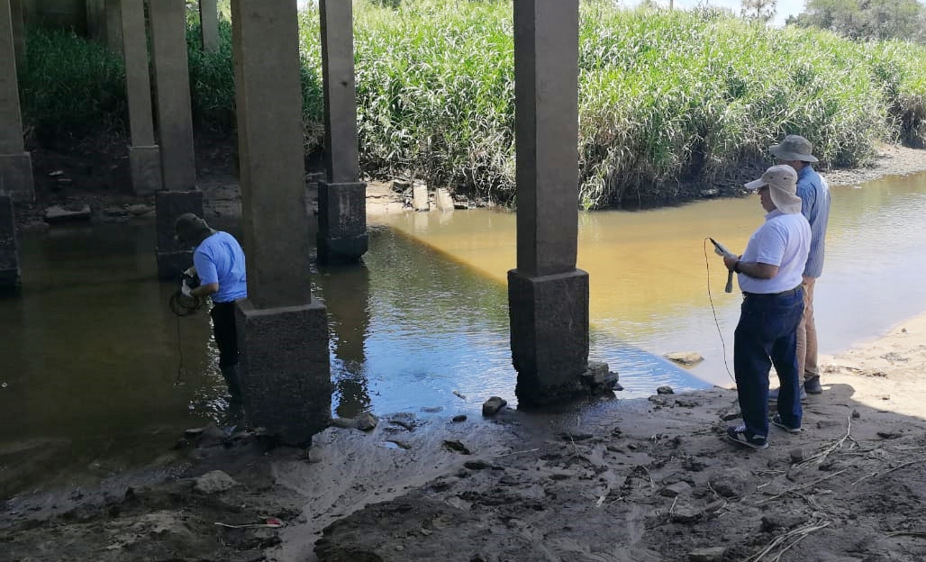 Autoridades del Mades ya habrían tomado muestras del agua del arroyo y no se han pronunciado aún. Foto: Gentileza
