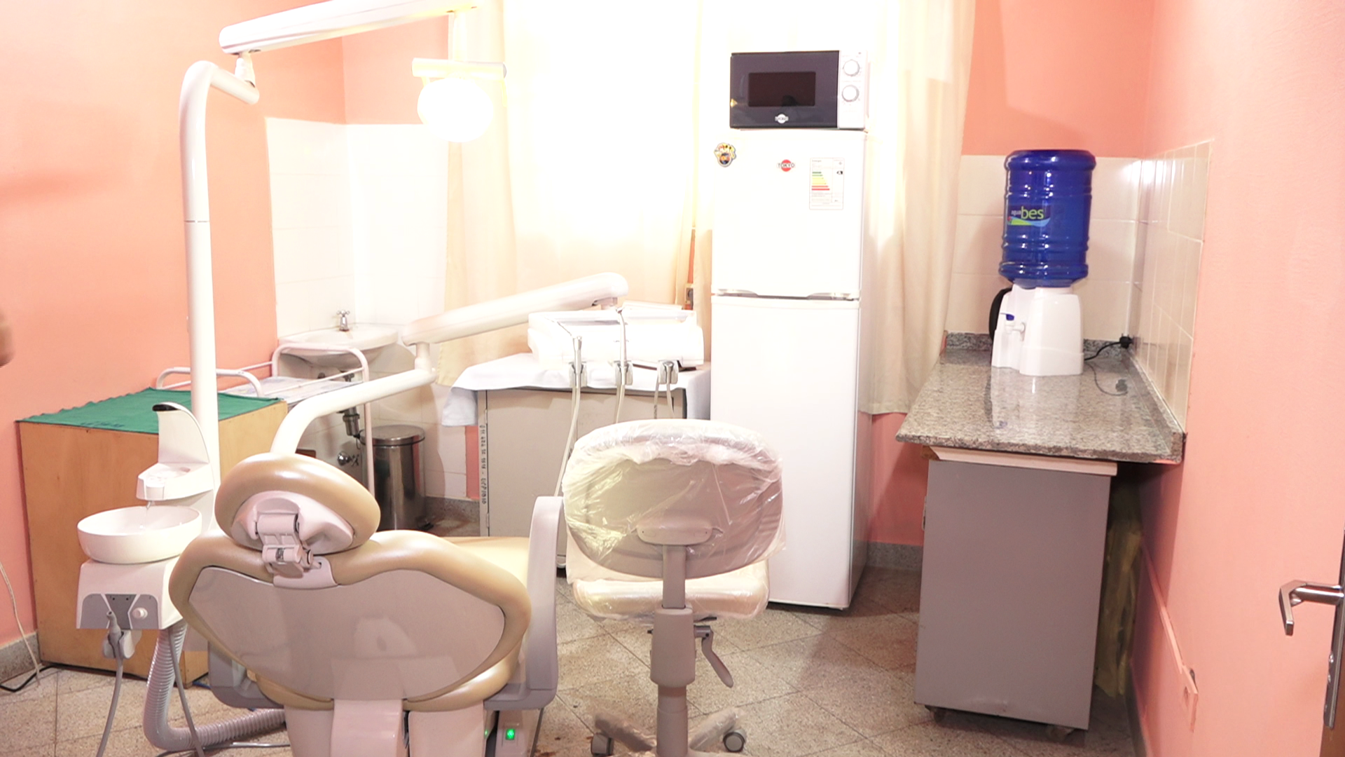 El Hospital Regional de Paraguarí recibió equipos de odontología, que permitirán aumentar enormemente la capacidad de atención.