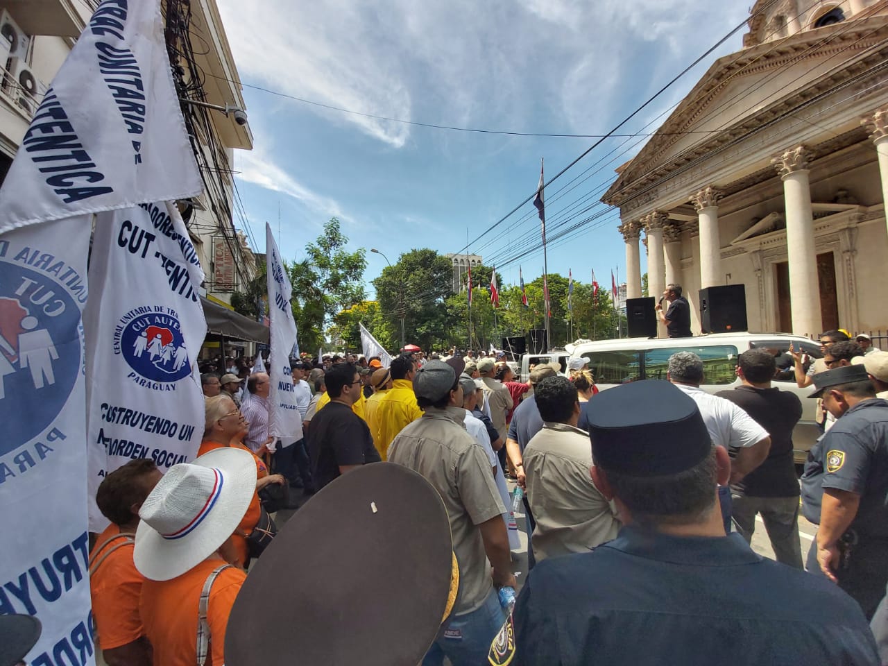 Los sindicatos se manifiestan en contra del recorte de los beneficios, piden el respeto del contrato colectivo y la destitución de Benigno López. Foto: @UNO650AM